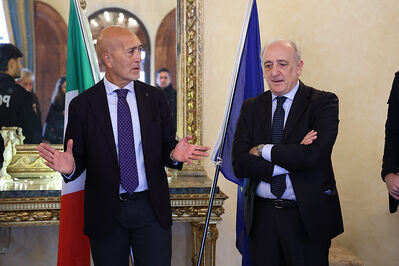 ENCOMIO AGENTI POLIZIA IN PREFETTURA