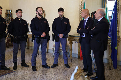 ENCOMIO AGENTI POLIZIA IN PREFETTURA