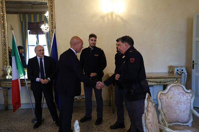 ENCOMIO AGENTI POLIZIA IN PREFETTURA