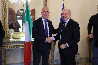 ENCOMIO AGENTI POLIZIA IN PREFETTURA