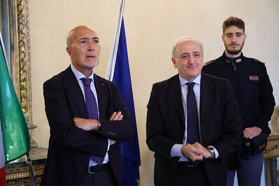 ENCOMIO AGENTI POLIZIA IN PREFETTURA