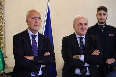 ENCOMIO AGENTI POLIZIA IN PREFETTURA