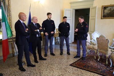 ENCOMIO AGENTI POLIZIA IN PREFETTURA
