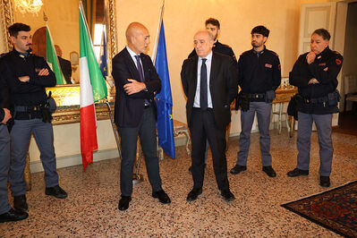 ENCOMIO AGENTI POLIZIA IN PREFETTURA