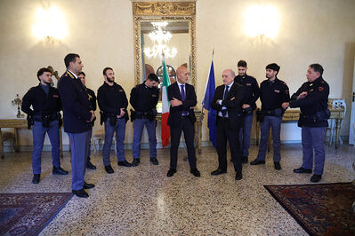 ENCOMIO AGENTI POLIZIA IN PREFETTURA