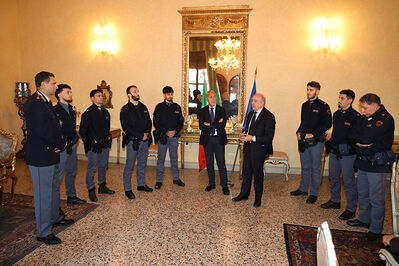 ENCOMIO AGENTI POLIZIA IN PREFETTURA