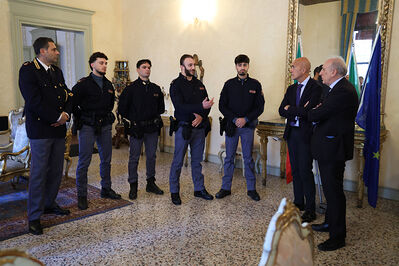 ENCOMIO AGENTI POLIZIA IN PREFETTURA