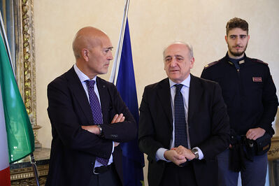 ENCOMIO AGENTI POLIZIA IN PREFETTURA