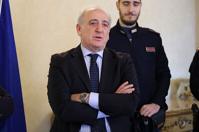 ENCOMIO AGENTI POLIZIA IN PREFETTURA