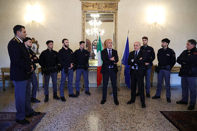 ENCOMIO AGENTI POLIZIA IN PREFETTURA