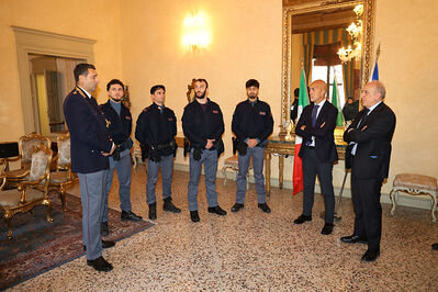 ENCOMIO AGENTI POLIZIA IN PREFETTURA