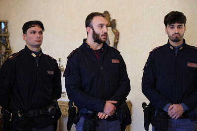 ENCOMIO AGENTI POLIZIA IN PREFETTURA