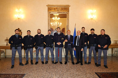 ENCOMIO AGENTI POLIZIA IN PREFETTURA