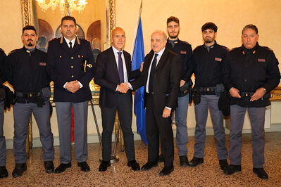 ENCOMIO AGENTI POLIZIA IN PREFETTURA