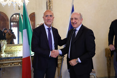 ENCOMIO AGENTI POLIZIA IN PREFETTURA