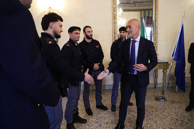 ENCOMIO AGENTI POLIZIA IN PREFETTURA