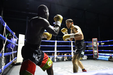 TITOLO MONDIALE PESI MEDI E ITALIANO PESI MOSCA