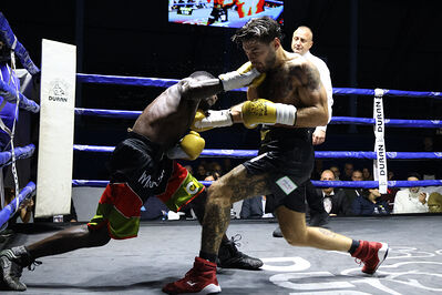 TITOLO MONDIALE PESI MEDI E ITALIANO PESI MOSCA