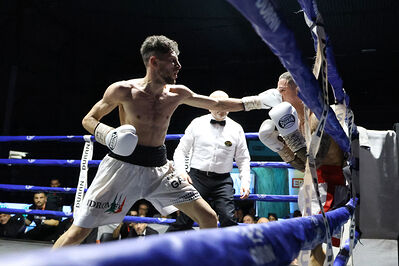 TITOLO MONDIALE PESI MEDI E ITALIANO PESI MOSCA