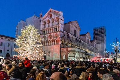 ACCENSIONE ALBERO DI NATALE FERRARA