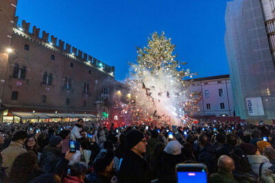 ACCENSIONE ALBERO DI NATALE FERRARA