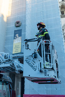 VIGILI DEL FUOCO DEPOSIZIONE CORONA ALLA MADONNA
