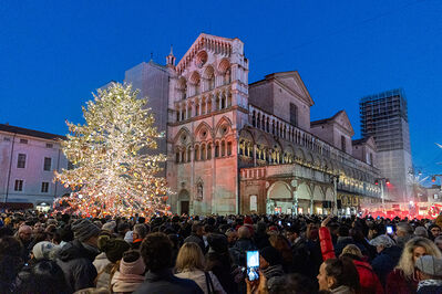 ACCENSIONE ALBERO DI NATALE FERRARA