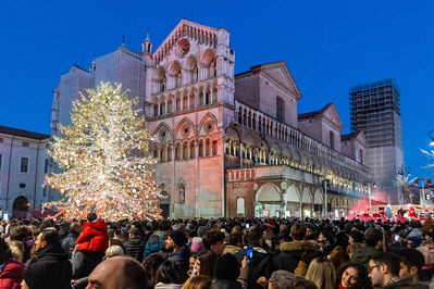 ACCENSIONE ALBERO DI NATALE FERRARA