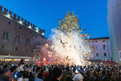 ACCENSIONE ALBERO DI NATALE FERRARA