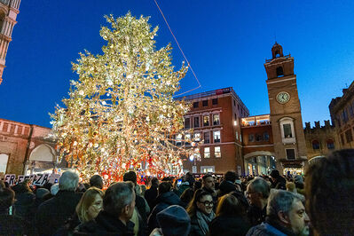 ACCENSIONE ALBERO DI NATALE FERRARA