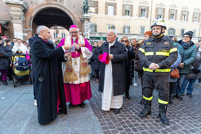 VIGILI DEL FUOCO DEPOSIZIONE CORONA ALLA MADONNA