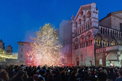 ACCENSIONE ALBERO DI NATALE FERRARA