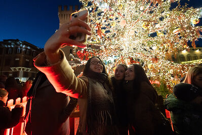 ACCENSIONE ALBERO DI NATALE FERRARA
