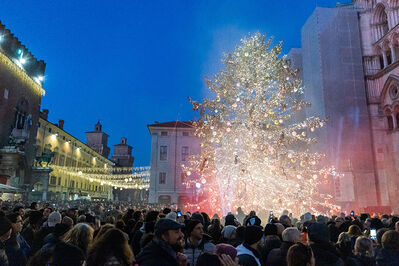 ACCENSIONE ALBERO DI NATALE FERRARA
